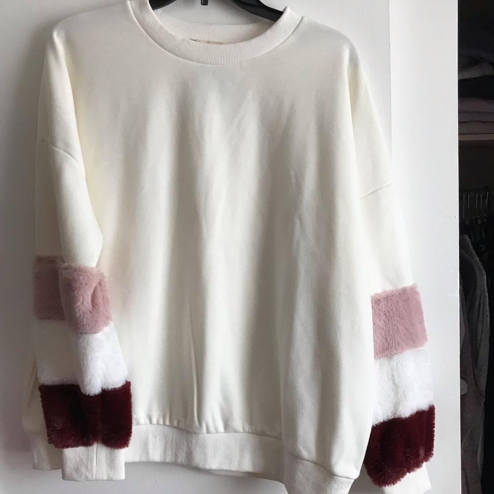 Gorgeous fur sleeve sweatshirt